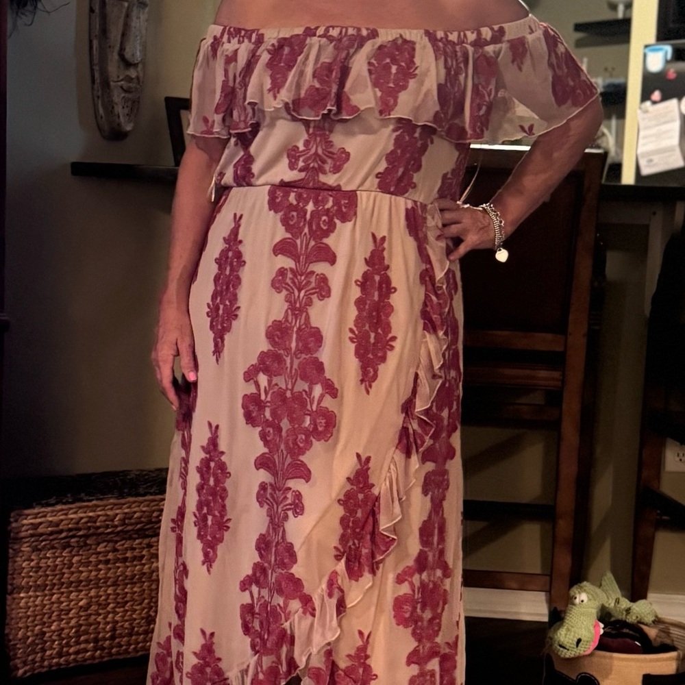 Chic off the shoulders Dress with Burgundy Floral Pattern